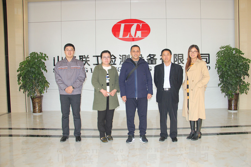 伊朗客戶到聯(lián)工集團驗收試驗機設(shè)備