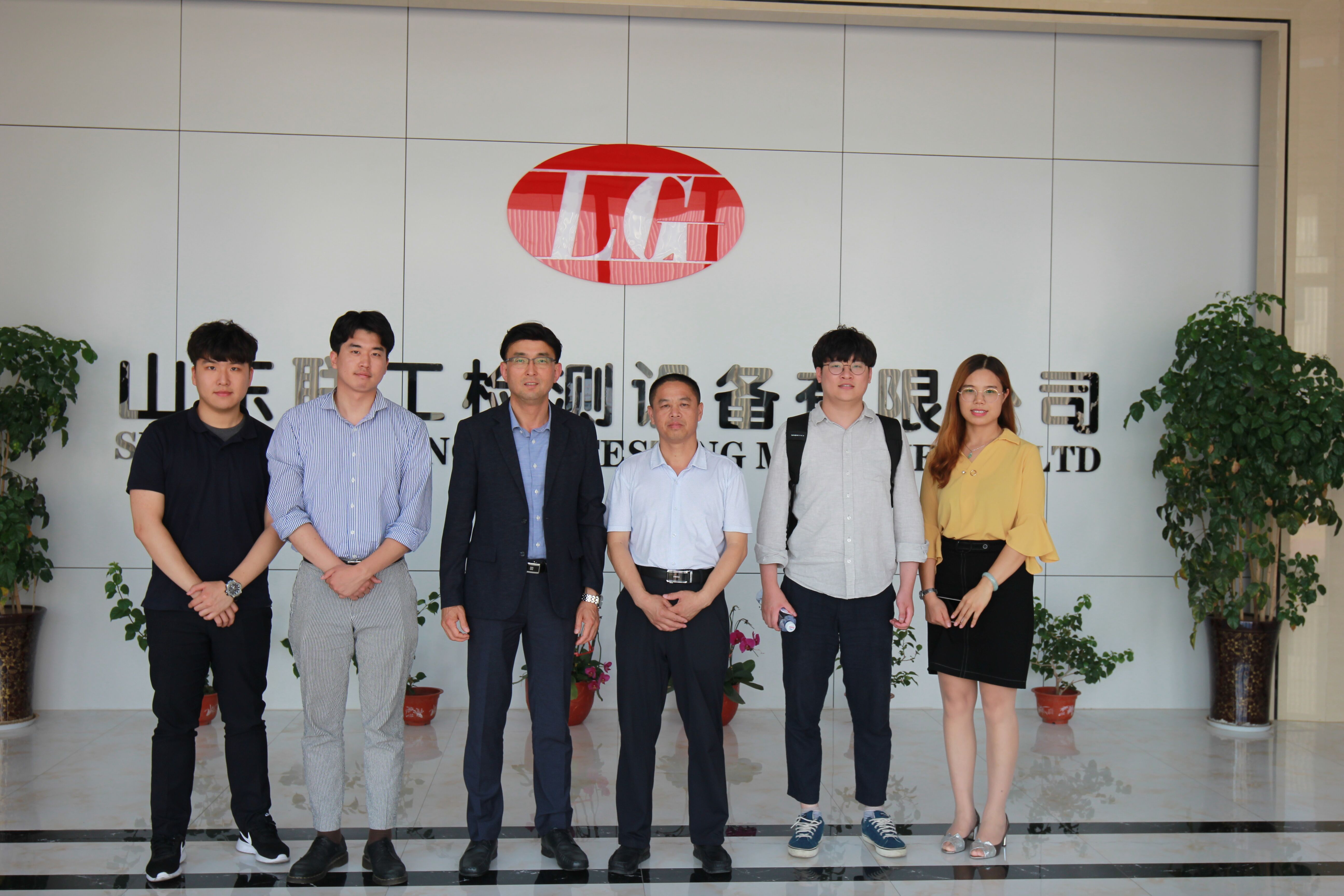 韓國客戶到聯(lián)工集團驗收試驗機設(shè)備